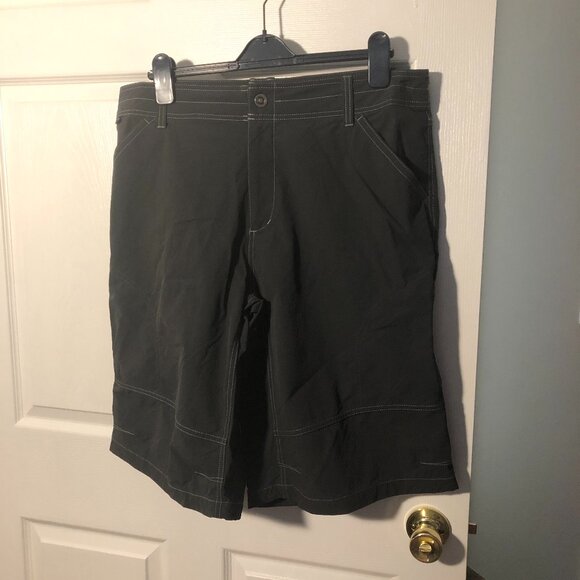Kuhl men charcoal gray cargo shorts, two leg pockets, 40